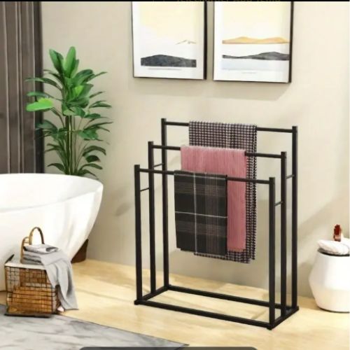 porte serviette sur pied noir trois serviettes cote baignoire