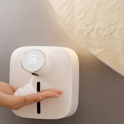 Distributeur de savon automatique blanc mousse tombe dans main