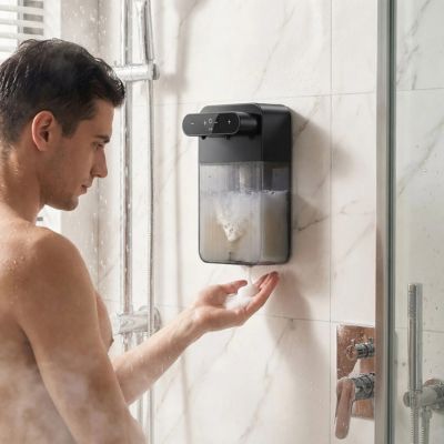 distributeur de savon automatique homme douche
