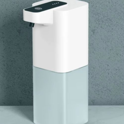 distributeur de savon automatique sur fond bleu