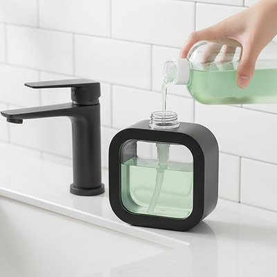 distributeur de savon noir main verse savon vert dedans