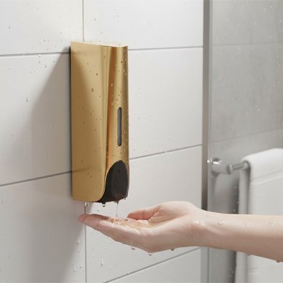Distributeur gel douche doré main dessous