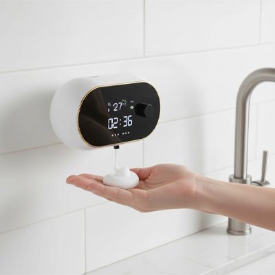 Distributeur savon mural blanc mousse coule sur main droite