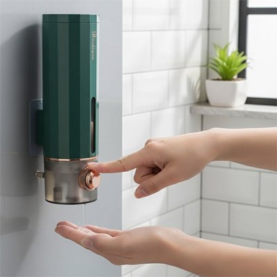 Distributeur savon mural vert mains prenant savon
