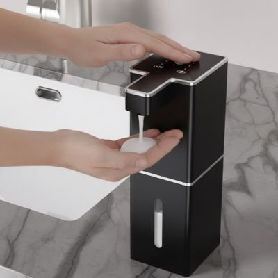 Distributeur savon​ noir vue mains proche