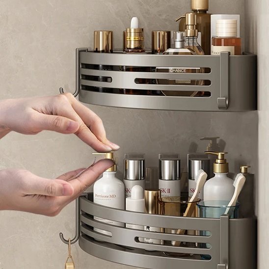 etagere dans douche deux main prend savon