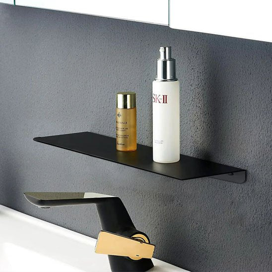 etagere de douche noire deux flacons dessus lavabo dessous