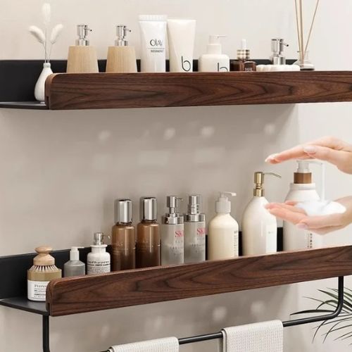 etagere salle de bain murale deux modeles deux serviettes deux mains