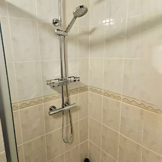 etagere suspendue sur barre vide dans douche ton beige