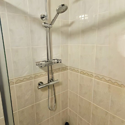 etagere suspendue sur barre vide dans douche ton beige