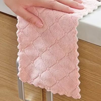 lavettes pour salle de bain sur bord lavabo