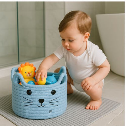 panier de rangement bleu jouets bain dedans enfant devant baignoire