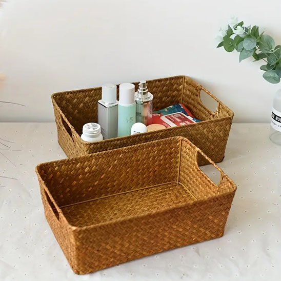 panier en osier rangement deux devant vide derriere dedans produits pour soins