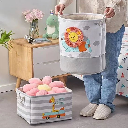 panier rangement deux lion rond tenu femme debout girafe carre devant