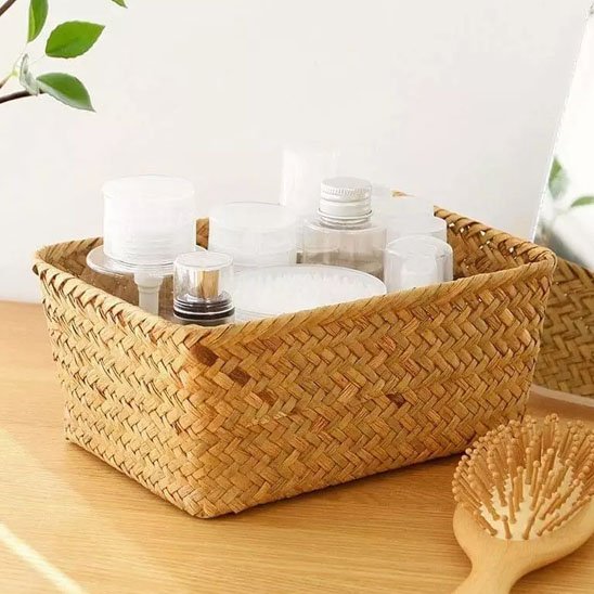 panier rangement osier un derriere brosse cheveux plein flacons