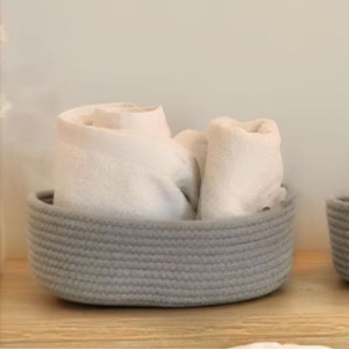 paniers de rangement bleu deux serviettes blanches dedans