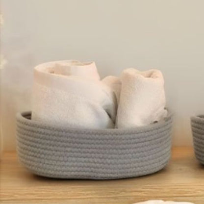 paniers de rangement bleu deux serviettes blanches dedans