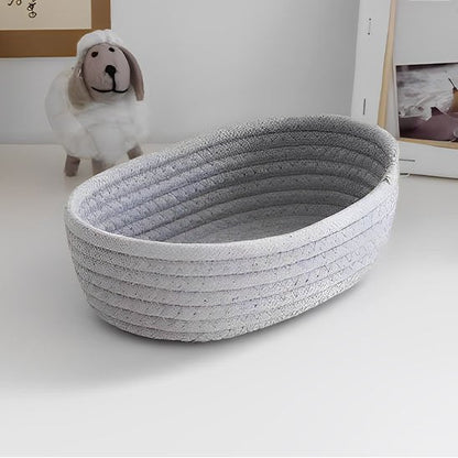 paniers de rangement bleu vide devant mouton