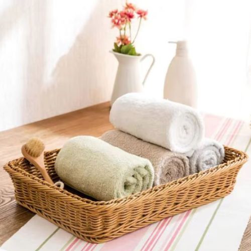 paniers en osier pour rangement quatre serviettes roulees dedans