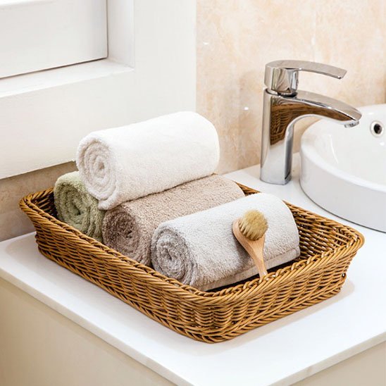 paniers en osier pour rangement un plusieurs serviettes roulees dedans gauche lavabo
