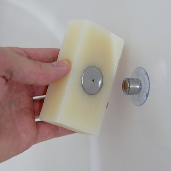 porte savon aimante presentation avec savon beige dans doigts