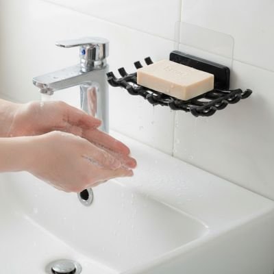 Porte savon dans la douche noir rinçage mains