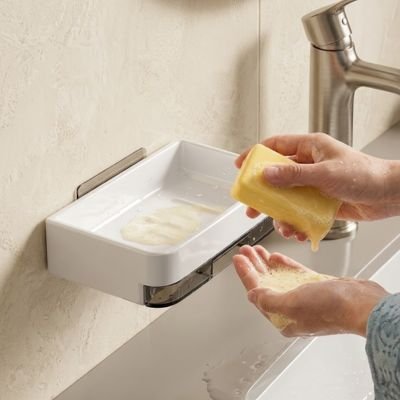 Porte savon douche blanc mousse mains femme