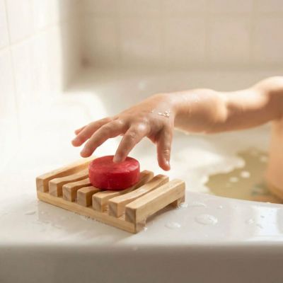 porte savon en bois clair main enfant savon rouge