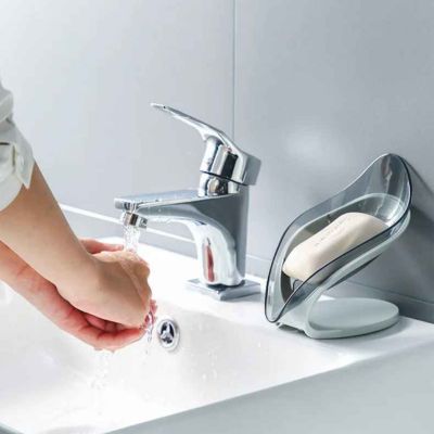 porte savon gris femme lave ses mains