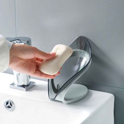 porte savon gris main pose savon