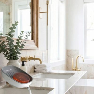 porte savon gris savon rouge dessus lavabo