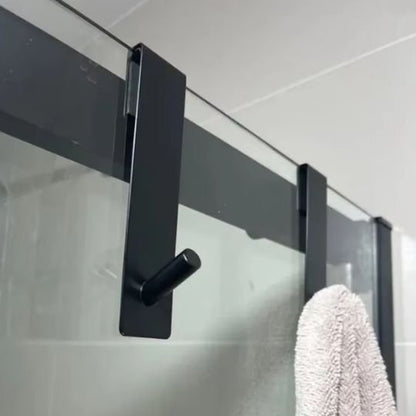 porte serviette deux noirs sur paroi douche une serviette