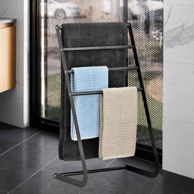 porte serviette echelle trois serviettes devant fenetre