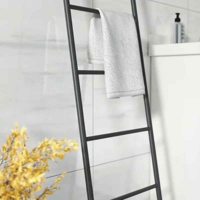 porte serviette en bois brut noir vue proche