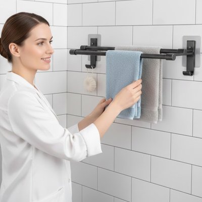 Porte serviette salle de bain femme chemisier blanc