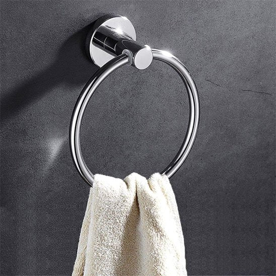 porte serviette salle de bain mural argent serviette blanche dessus