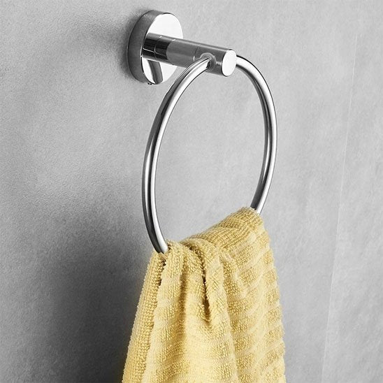 porte serviette salle de bain mural argent serviette jaune dessus