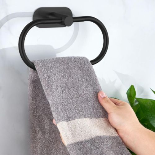 porte serviette salle de bain mural noir serviette grise dessus tenue main