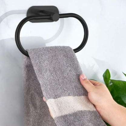 porte serviette salle de bain mural noir serviette grise dessus tenue main