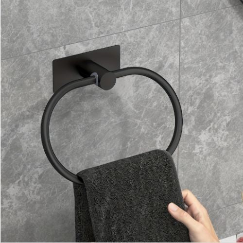 porte serviette salle de bain mural noir serviette noire dessus