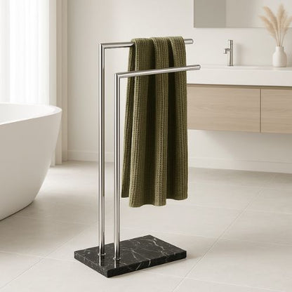 porte serviette sur pied argente une serviette devant lavabo