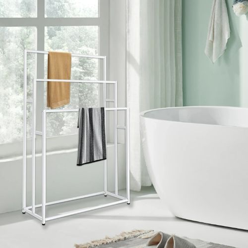 porte serviette sur pied blanc deux serviettes gauche baignoire