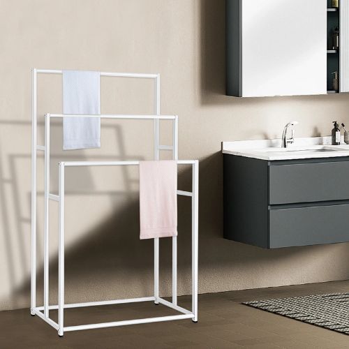 porte serviette sur pied blanc deux serviettes haut bleue bas rose