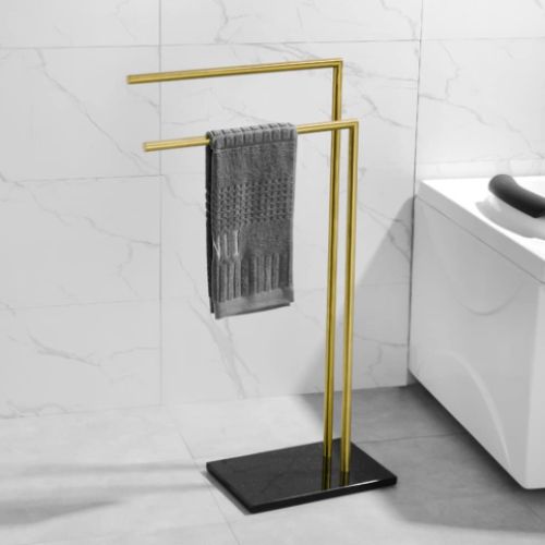 porte serviette sur pied dore une serviette grise vers gauche