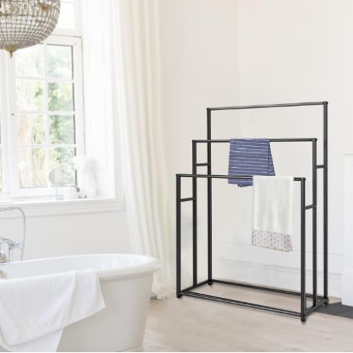 porte serviette sur pied noir deux serviettes droite fenetre