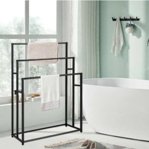 porte serviette sur pied noir deux serviettes gauche baignoire