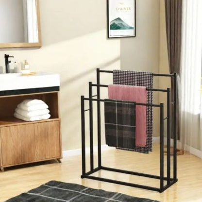 porte serviette sur pied noir trois serviettes cote lavabo