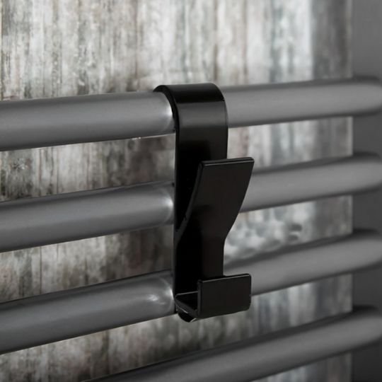 porte serviettes noir sur radiateur gris