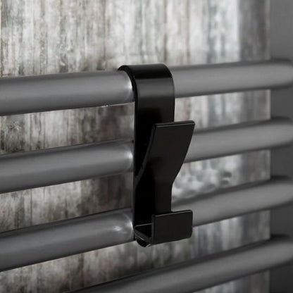 porte serviettes noir sur radiateur gris