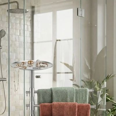 porte serviettes sur pied salle de bain argent- vue proche